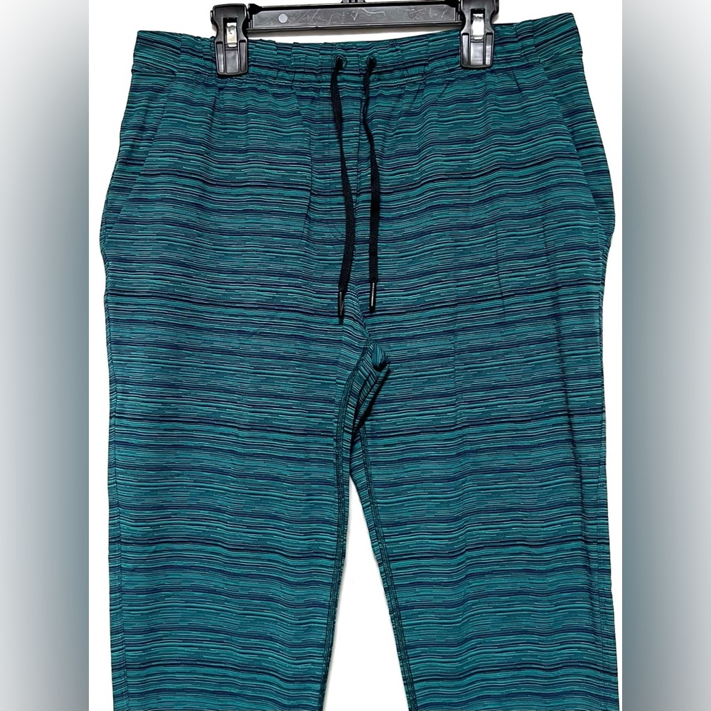 Lululemon Jet Crop Track Pants Travel Athleisure Casual Gym Workout Yoga - Picture 3 of 9